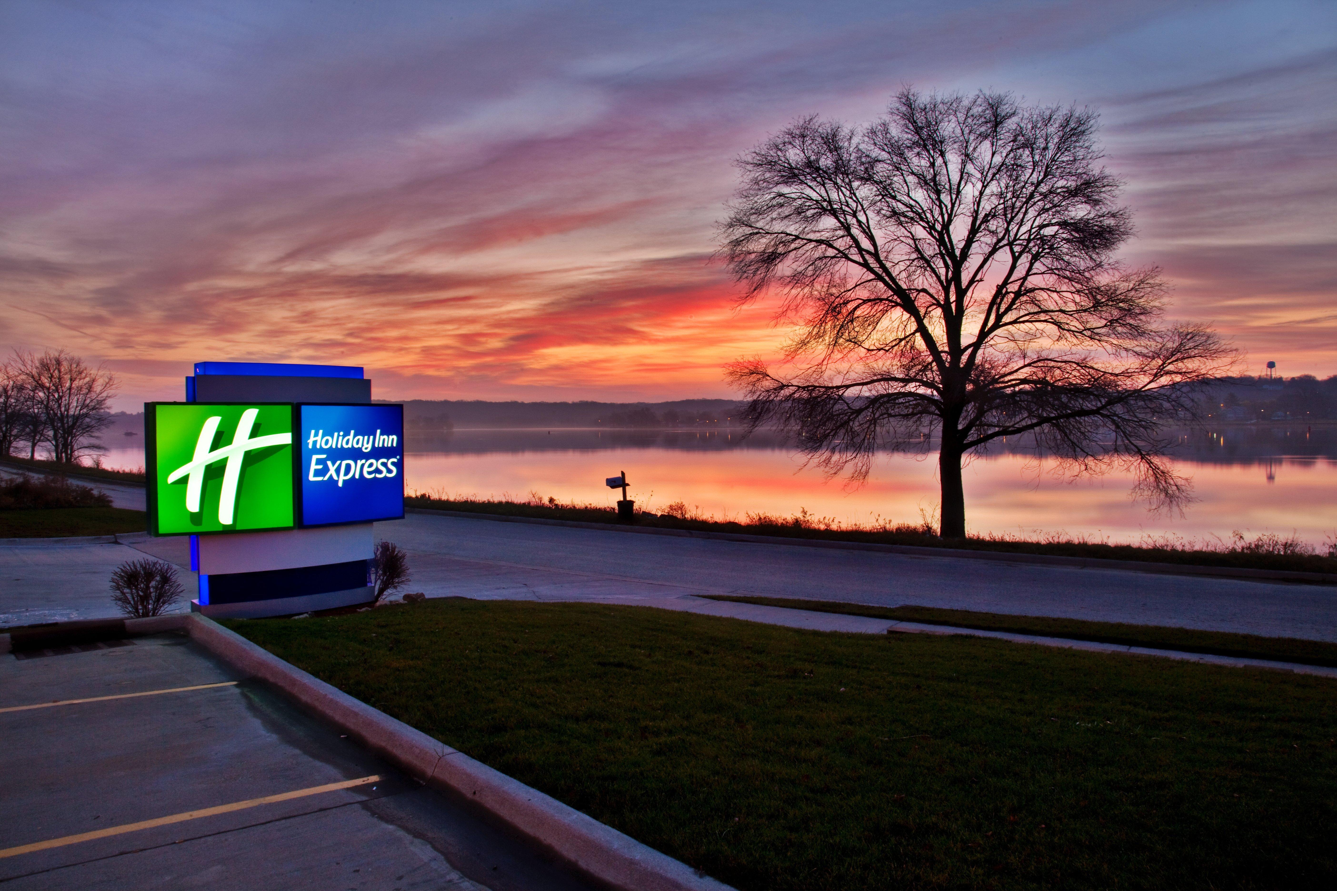 Holiday Inn Express Le Claire Riverfront-Davenport By Ihg Екстер'єр фото
